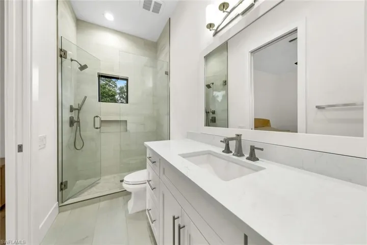 Guest bedroom 1 en-suite bathroom