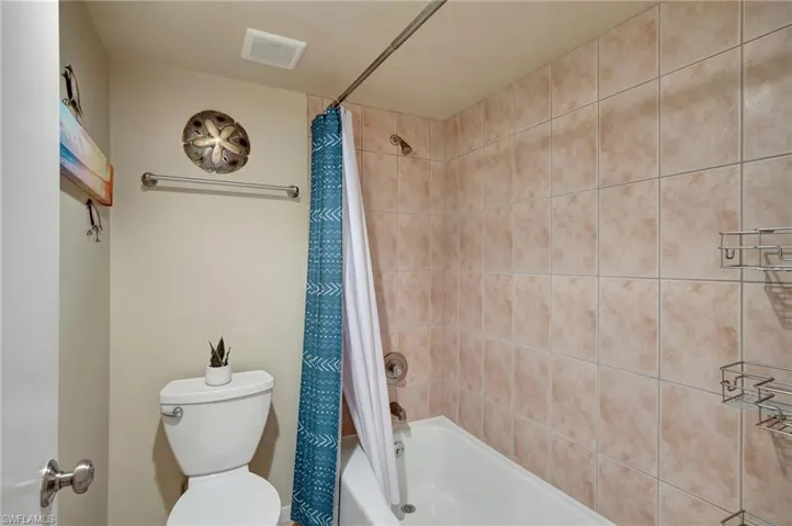 Bathroom with shower / bath combo curtain