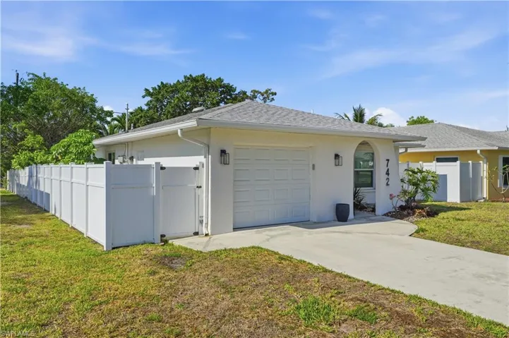 742  99th N AVE, Naples, FL 34108