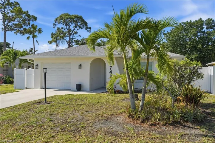 742  99th N AVE, Naples, FL 34108