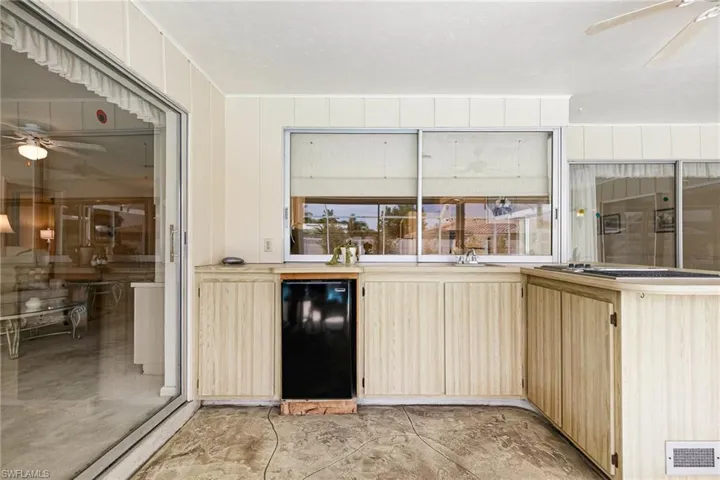 Bar with a ceiling fan and stovetop
