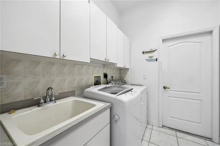 Laundry room with Laundry Tub