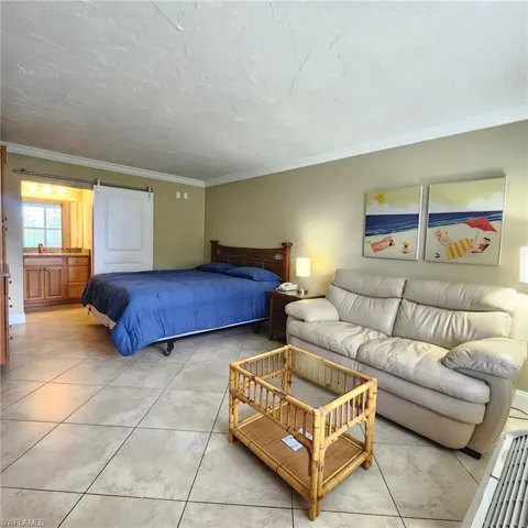 2555  9th N ST, Naples, FL 34103