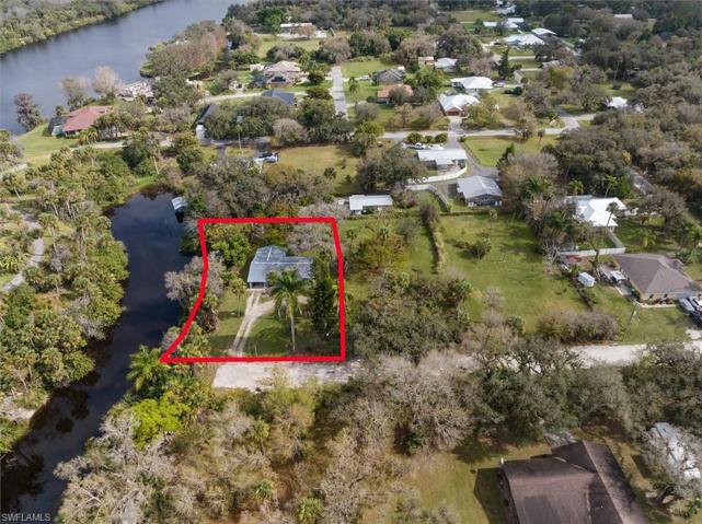 Parcel with home directly on the oxbow.