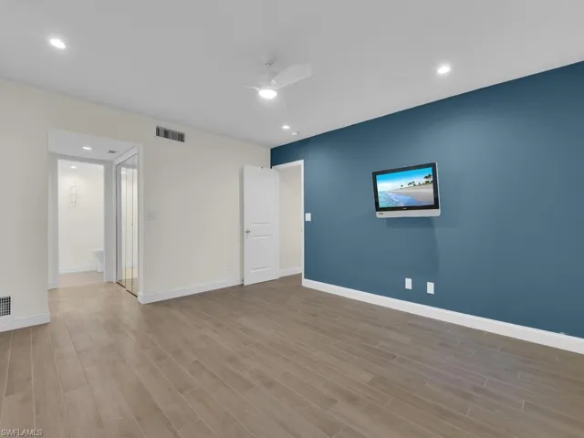 Unfurnished room featuring light wood-type flooring and ceiling fan