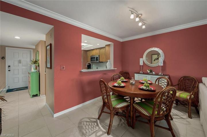 Dining area with expandable table