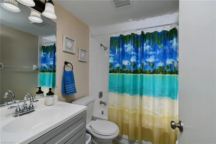 Full bathroom featuring vanity, toilet, and shower / bath combo