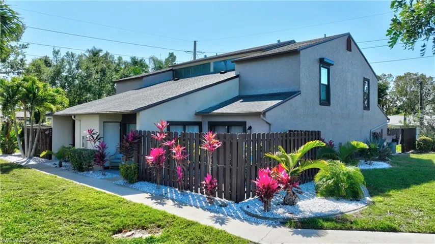 View of front of property featuring a front lawn