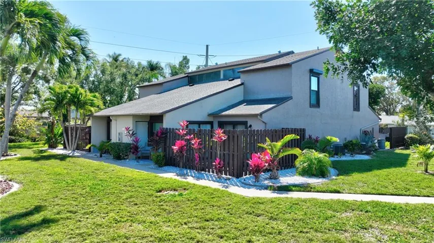 View of front facade featuring a front lawn