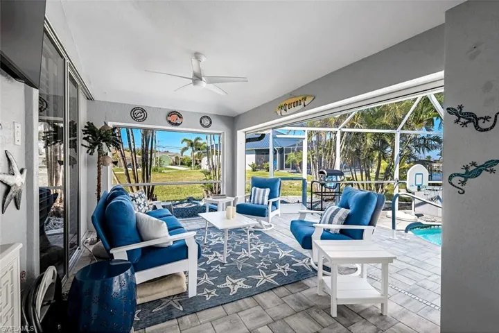 Sunroom / solarium with ceiling fan