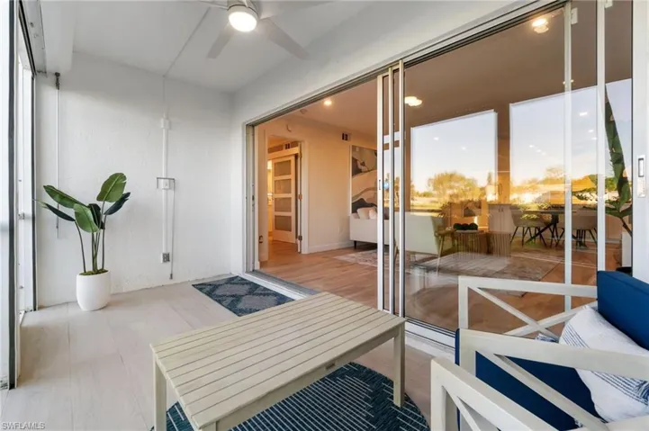 Sunroom with ceiling fan