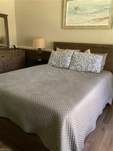 Master Bedroom - Queen size bed