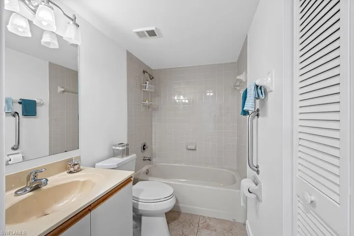 5985 Bloomfield CIR # D203, NAPLES FL 34112