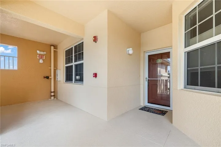End unit on the 4th floor.Very private!