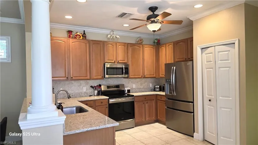 Open Kitchen, 42 inch Cabinets & Stainless Appliances!