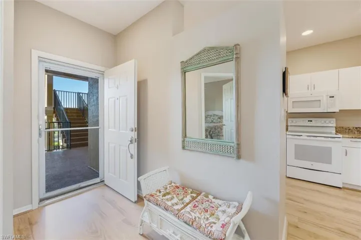 220  Vintage  CIR, Naples, FL 34119
