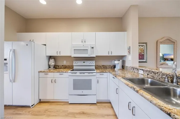 220  Vintage  CIR, Naples, FL 34119