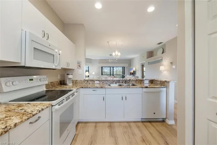 220  Vintage  CIR, Naples, FL 34119