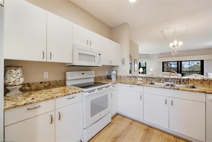 220  Vintage  CIR, Naples, FL 34119