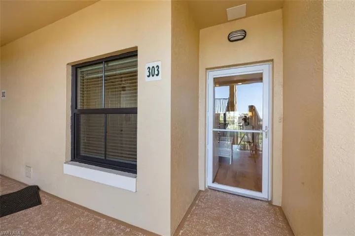 220  Vintage  CIR, Naples, FL 34119