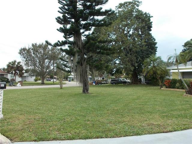 137 W Lake DR, LEHIGH ACRES FL 33936