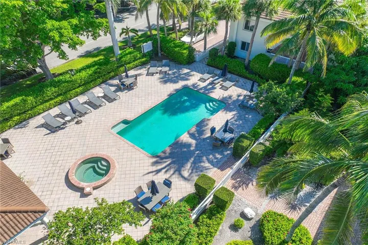 950  7th S AVE, Naples, FL 34102