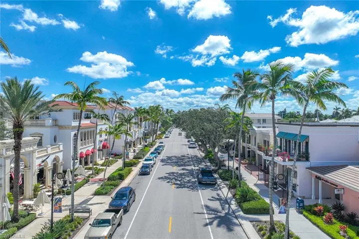 950  7th S AVE, Naples, FL 34102