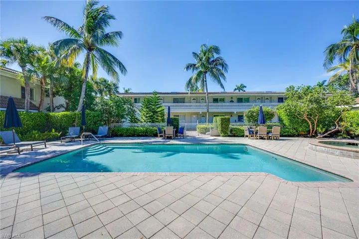 950  7th S AVE, Naples, FL 34102