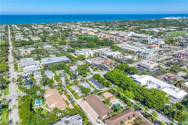 950  7th S AVE, Naples, FL 34102