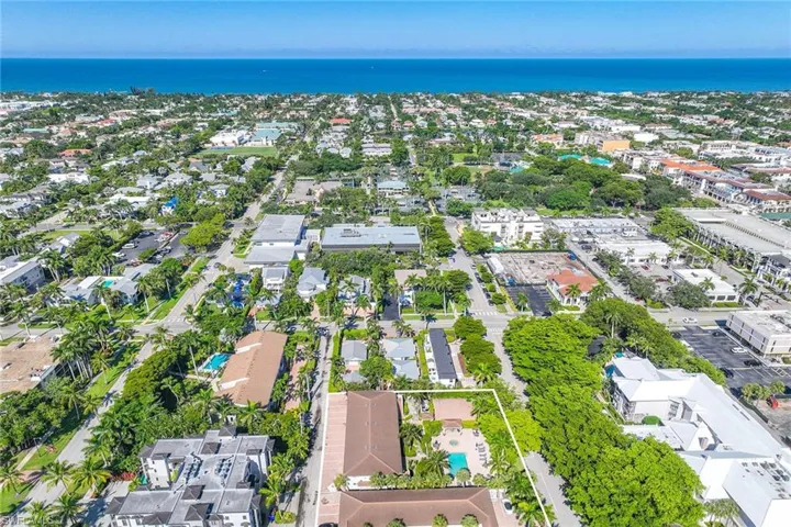 950  7th S AVE, Naples, FL 34102