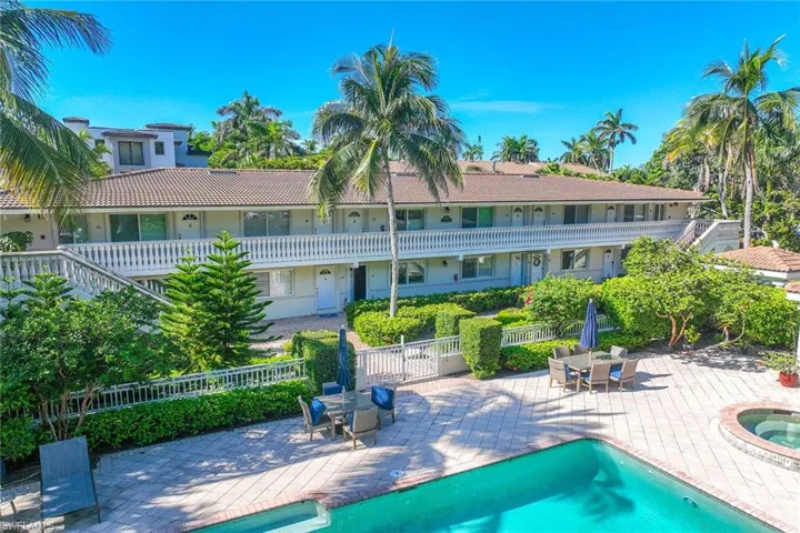 950  7th S AVE, Naples, FL 34102