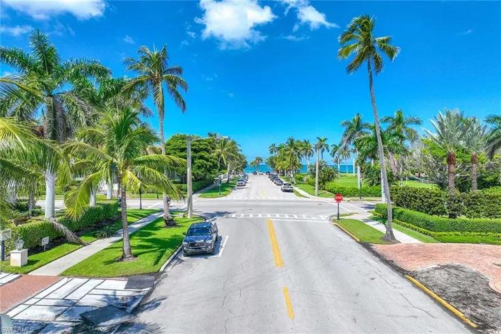 950  7th S AVE, Naples, FL 34102