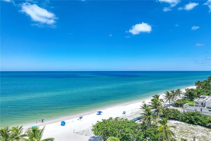 950  7th S AVE, Naples, FL 34102