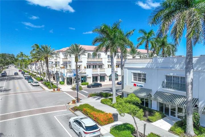 950  7th S AVE, Naples, FL 34102