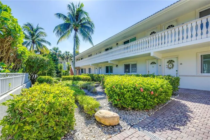 950  7th S AVE, Naples, FL 34102