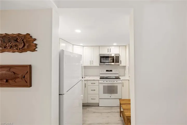 950  7th S AVE, Naples, FL 34102