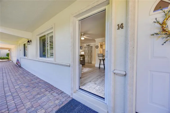 950  7th S AVE, Naples, FL 34102