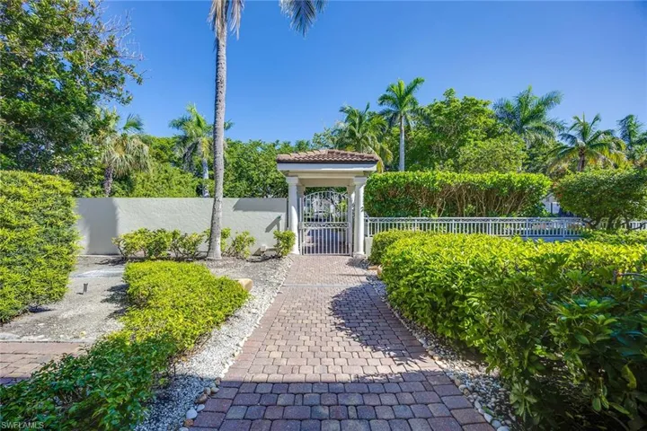 950  7th S AVE, Naples, FL 34102