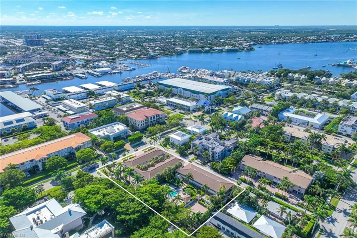 950  7th S AVE, Naples, FL 34102
