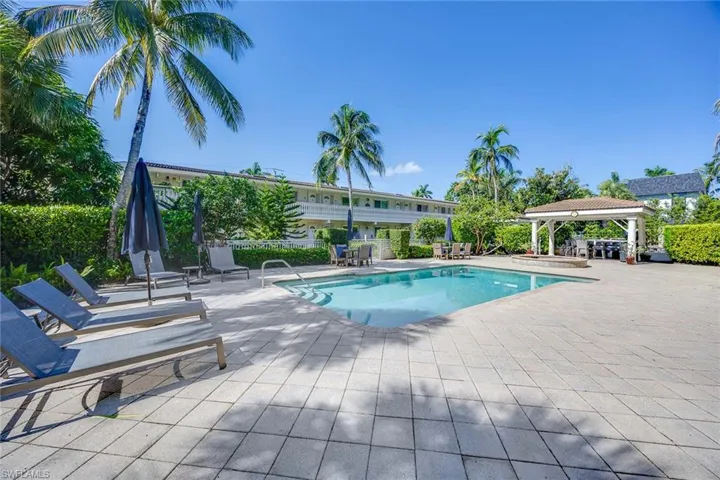 950  7th S AVE, Naples, FL 34102