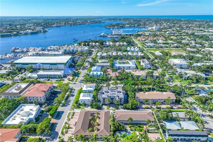 950  7th S AVE, Naples, FL 34102
