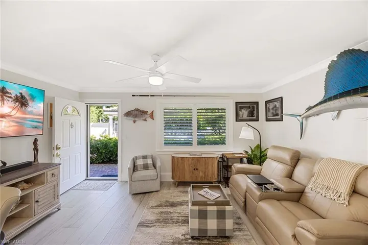 950  7th S AVE, Naples, FL 34102