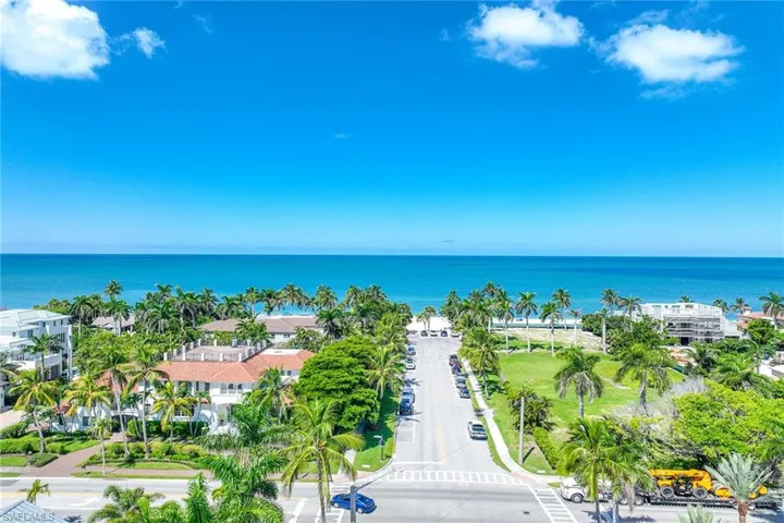 950  7th S AVE, Naples, FL 34102