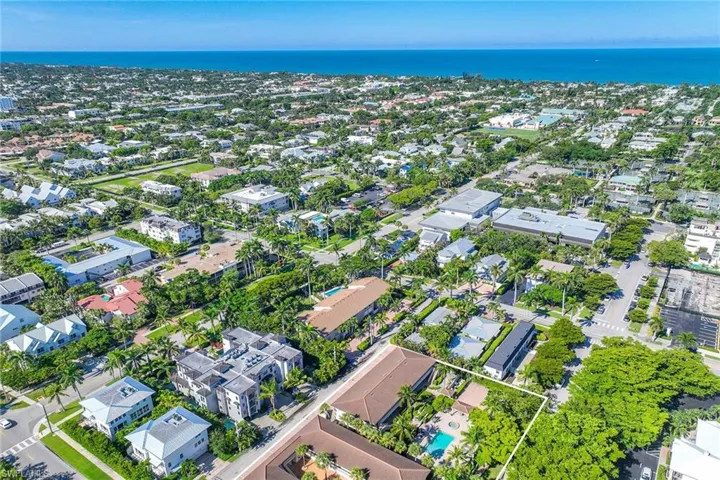 950  7th S AVE, Naples, FL 34102