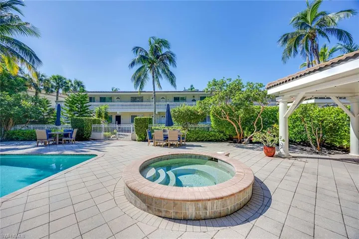 950  7th S AVE, Naples, FL 34102