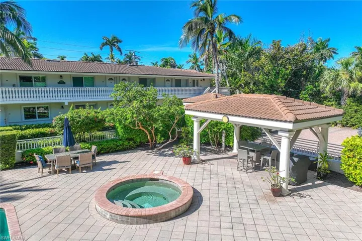 950  7th S AVE, Naples, FL 34102