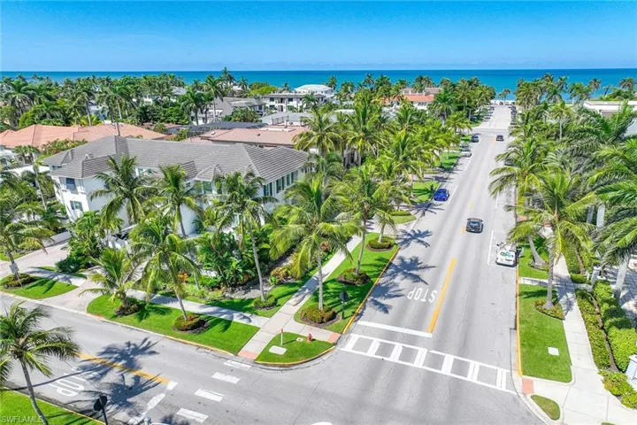 950  7th S AVE, Naples, FL 34102