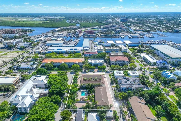950  7th S AVE, Naples, FL 34102