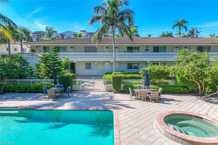 950  7th S AVE, Naples, FL 34102