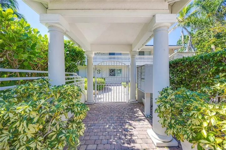 950  7th S AVE, Naples, FL 34102